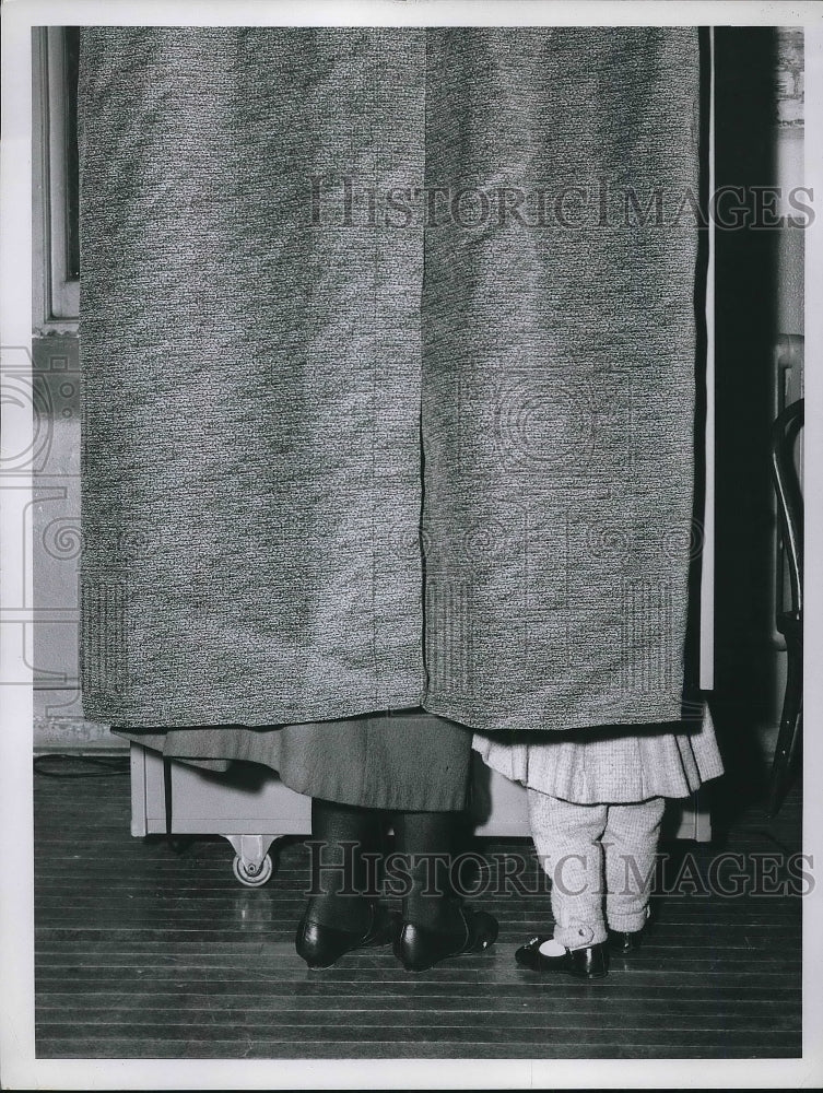 1959 Press Photo Mrs. Loretta Gajemski &amp; Daughter Voting at Buhrer School - Historic Images