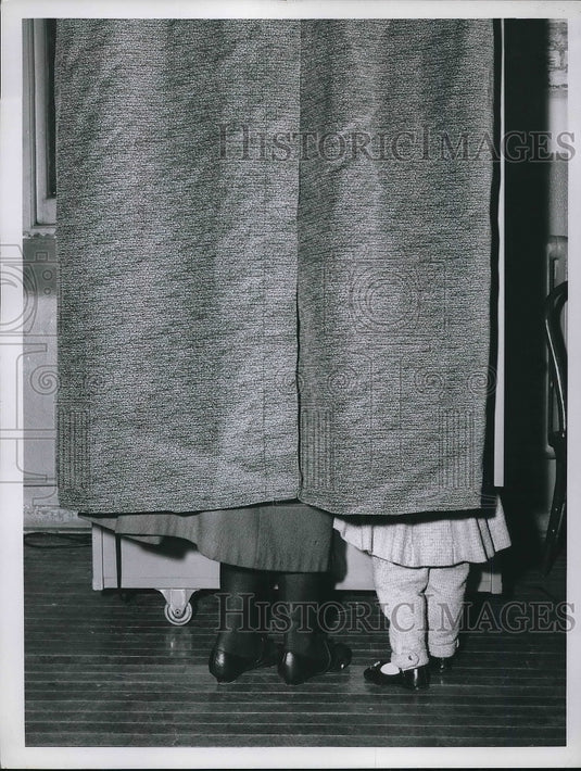 1959 Press Photo Mrs. Loretta Gajemski & Daughter Voting at Buhrer School - Historic Images