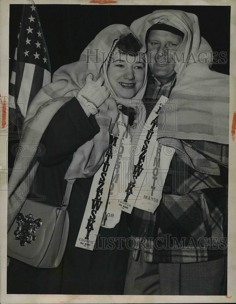 1951 Press Photo Mr. &amp; Mrs. Andrew Jastrzembski at Republican Booth in Cleveland - Historic Images