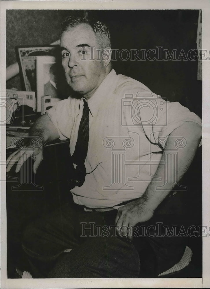 1939 Press Photo Frank L. Hoess housing contractor working on project - Historic Images