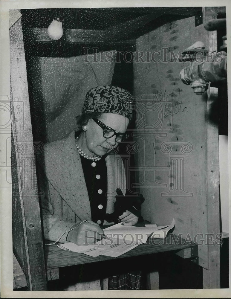 1963 Press Photo Miss Marie Harley in voting booth-Historic Images