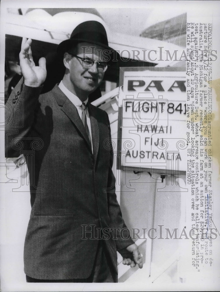 1959 Press Photo disgruntled U.S. farmer Stanley Yankus at airport - Historic Images