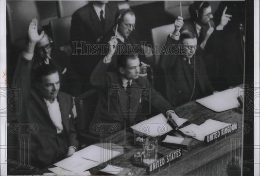 1954 Press Photo UN Delgates Henry Lodge Of US, Anthony Nutting Of UK Vote - Historic Images
