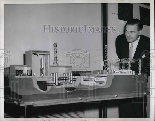 1954 US Amb Henry C Lodge & model of Nuclear Power station at the UN - Historic Images