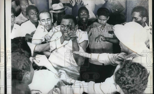 1961 Press Photo Dominican Policeman Breaking Up Fight in Santo Domingo - Historic Images