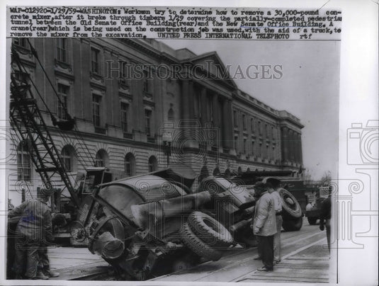 1959 Press Photo 30,000 Pound Concrete Mixer Overturns - Historic Images