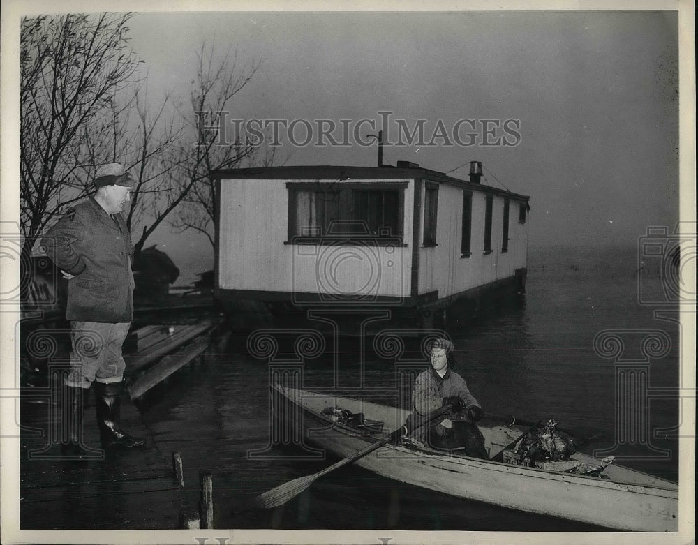 1943 Press Photo Mrs. Mable Jones Game Warden George Hahn Calumet Lake - Historic Images