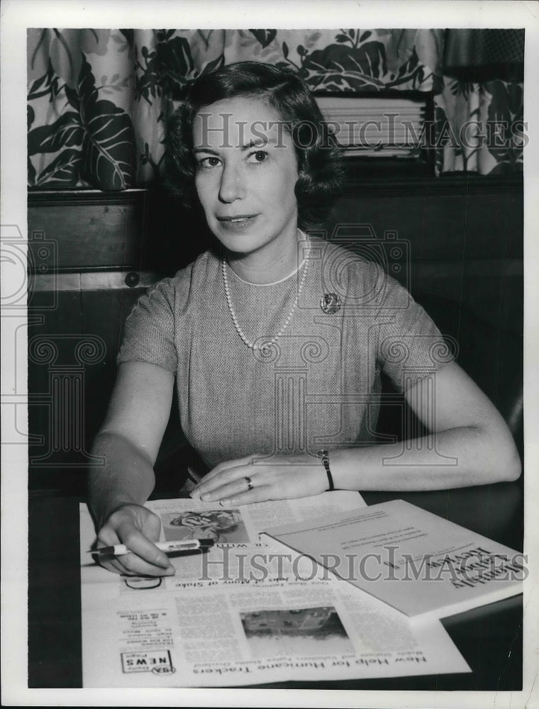 1962 Press Photo Miss Faye Henley with a newspaper-Historic Images