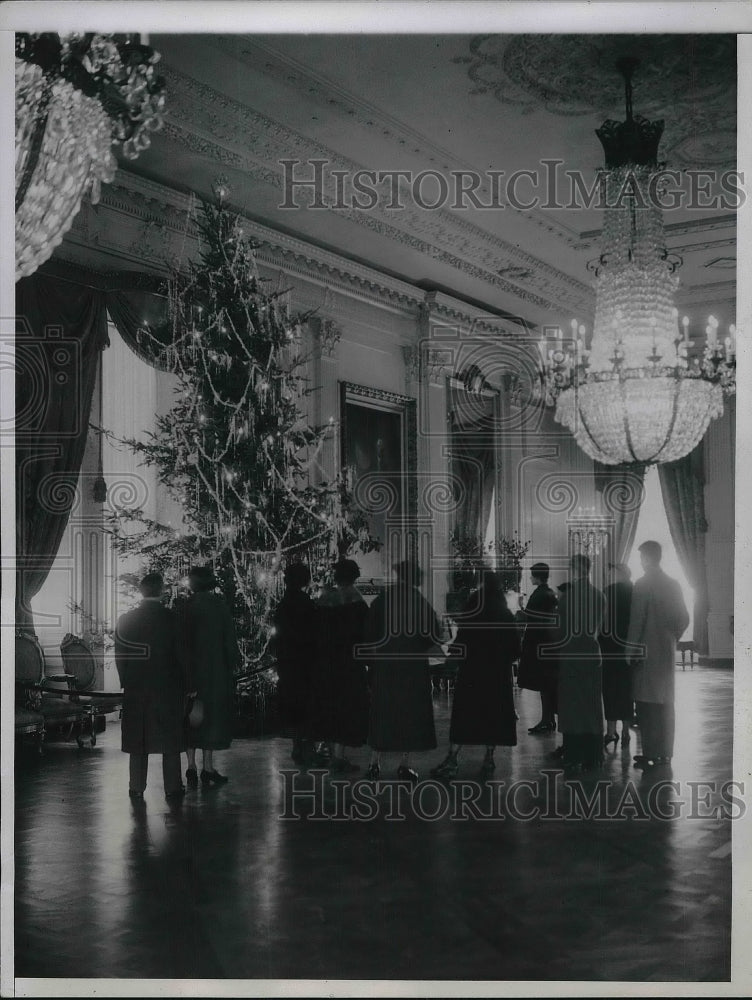 1935 Press Photo Christmas tree in the East room of the White House - neb17092-Historic Images