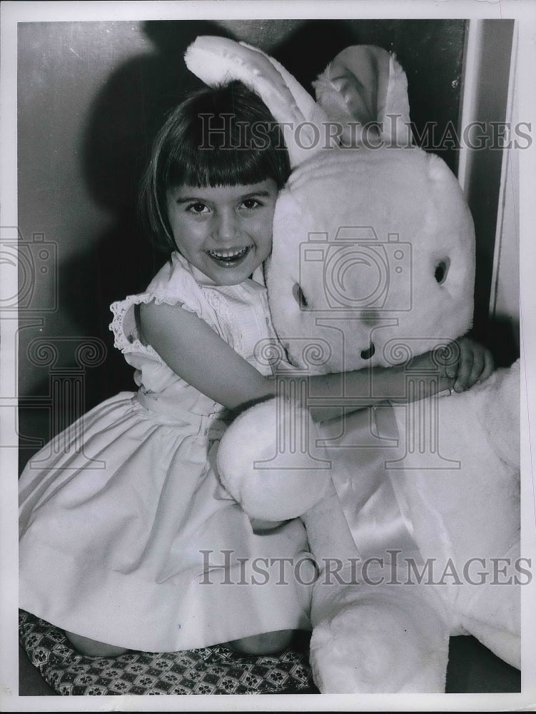 1960 Press Photo Connie Ann Eroblewski age 5 of Mayfield HtOhio - neb17196 - Historic Images