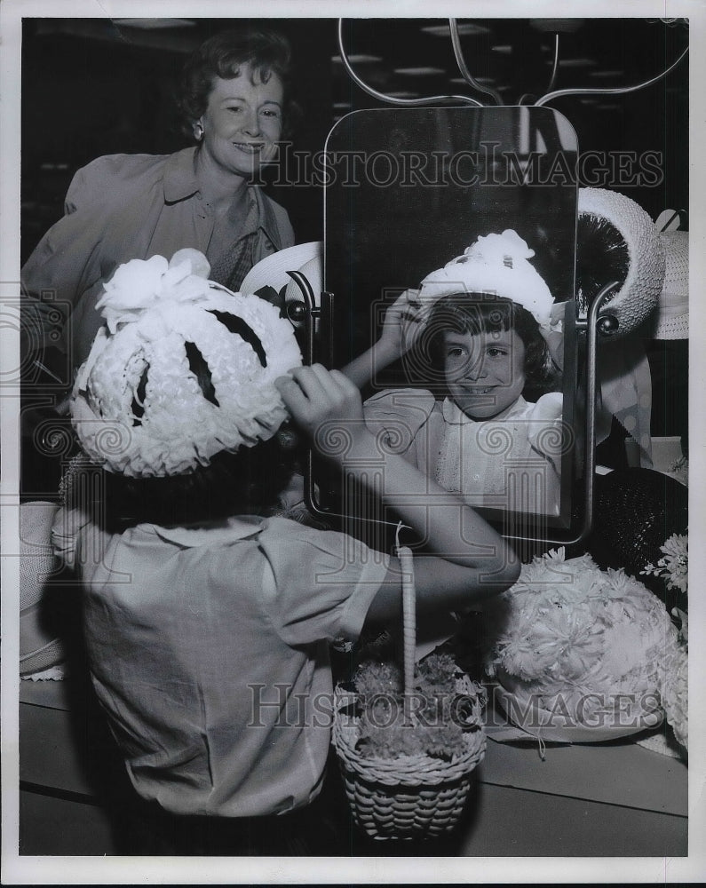 Press Photo Lynn Williamson of Cleveland Hgts, Ohip tries on a bonnet - Historic Images