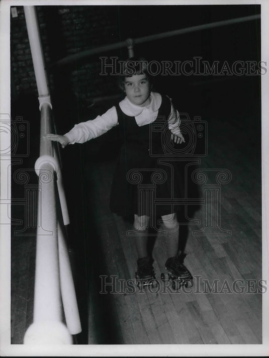 1955 Press Photo Margaret Wise, age 5 on roller skates in Cleveland, Ohio-Historic Images