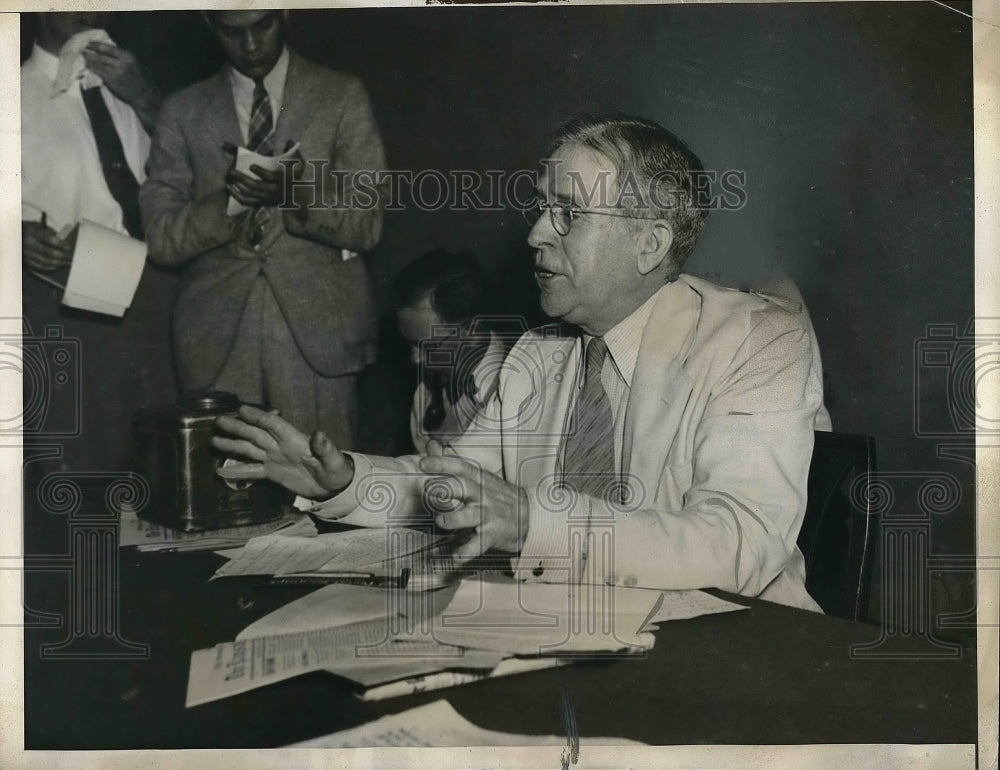 1935 Press Photo Ewing Mitchell Interrogated by Reporters - Historic Images