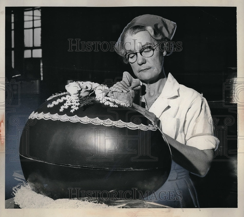 Press Photo Miss G Manley Decorates Large Chocolate Easter Egg-Historic Images