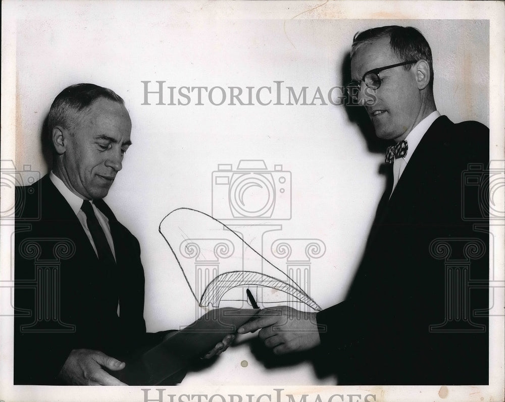 1959 Press Photo Charles Walton Demonstrates Casting Design Technique - Historic Images