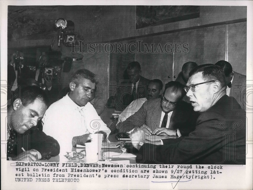 1955 Press Photo newsmen do round the clock coverage of Eisenhower&#39;s conditiom - Historic Images