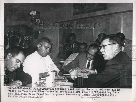 1955 Press Photo newsmen do round the clock coverage of Eisenhower's conditiom - Historic Images