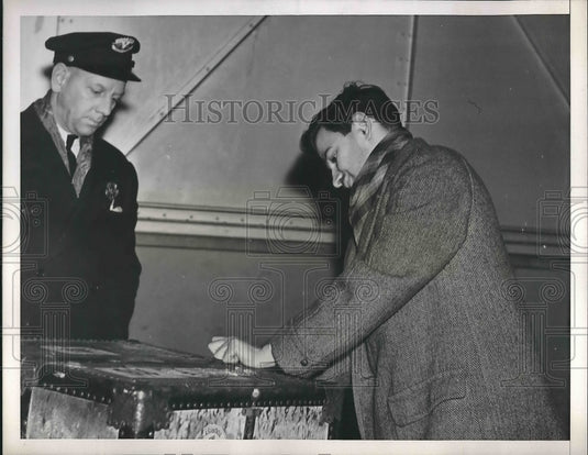 1938 David Halper Lawyer Clears Father's Belongings On Pier - Historic Images