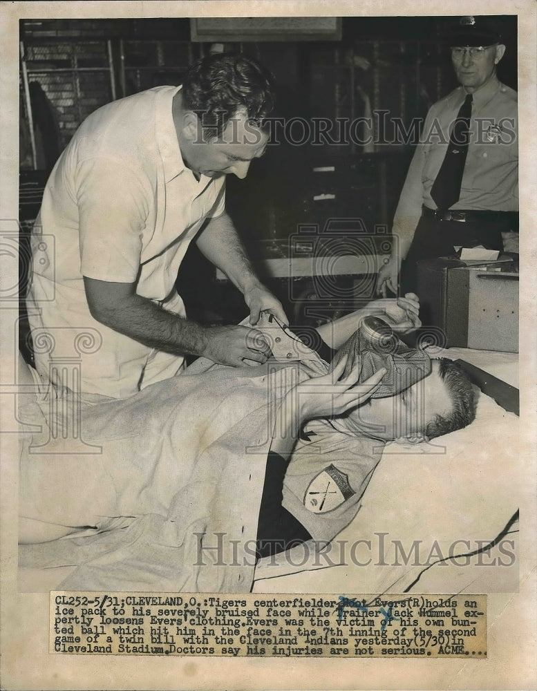 1951 Press Photo Tigers Hoot Evers With Ice Pack on Face, Trainer Jack Hummel - Historic Images