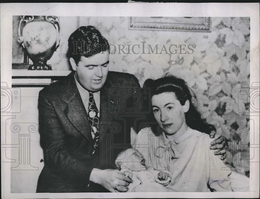 1946 Press Photo Herbert John Lamoureux, Ex-Sergeant US Air Force, Wife & Child-Historic Images