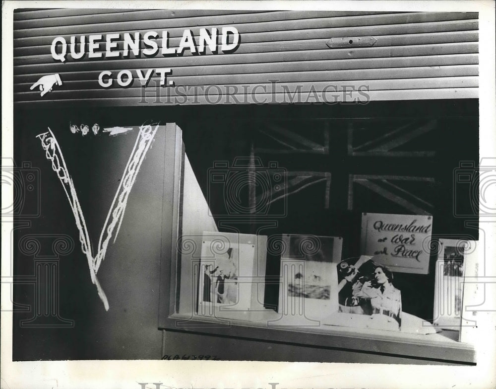 1941 Press Photo V for Victory at Queensland Govt. offices in London during WWII - Historic Images