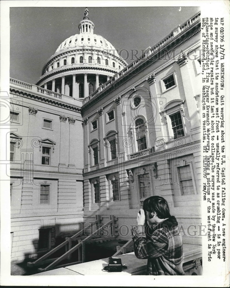 1971 Press Photo Tourist Eric Webb Of Richmond, IN Takes Picture Of West Side - Historic Images