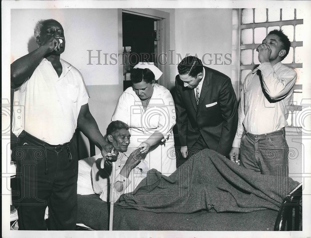 1962 Press Photo Chief Deputy Carl Narducci Kathleen Kelly Polio Vaccine Doctor - Historic Images