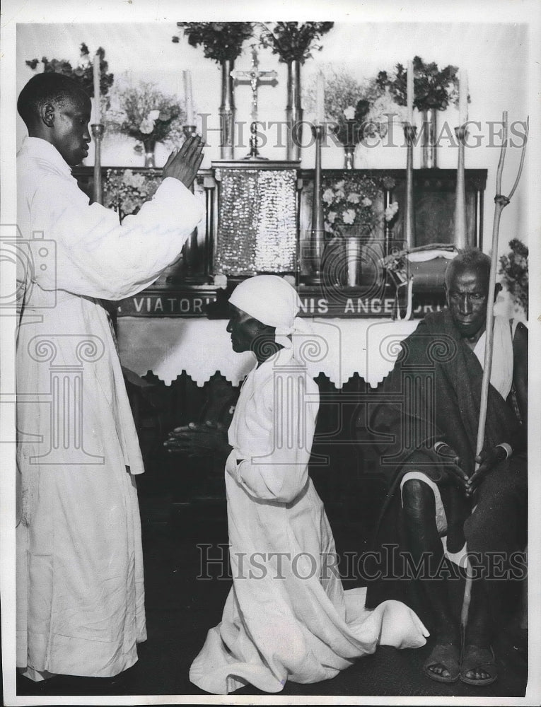 1961 Press Photo The Rev. Raphael Ndingi blesses his mother, Maria Nzeki, father - Historic Images