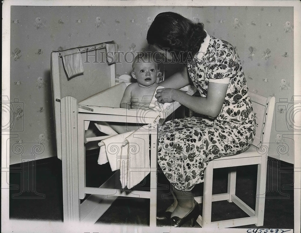 1938 Press Photo Nella Miller Demonstrates with Patricia Lee Baby Bath Furniture - Historic Images