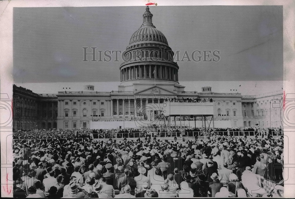 1960 Press Photo Crowd gathered in front of the Capitol Building - neb18180-Historic Images