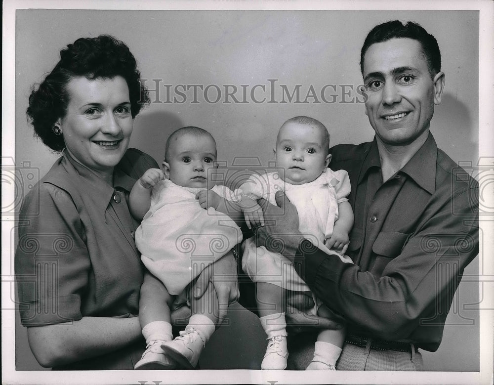 1954 Press Photo Mr and Mrs Robert Lauder with their daughters Denese and Denene - Historic Images