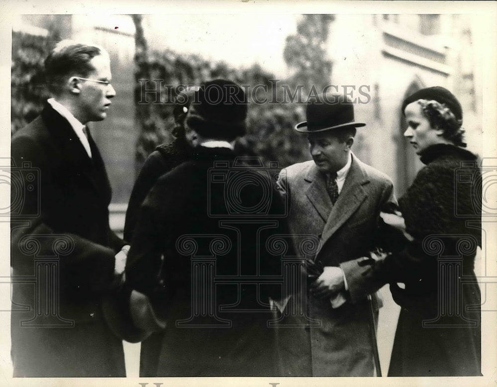 1933 Press Photo William Mellish Paris France Julia Waring Fall Accident - Historic Images