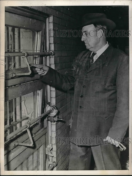 1945 Press Photo W. R. Jones, Guard, Utah State Prison, points to broken window - Historic Images