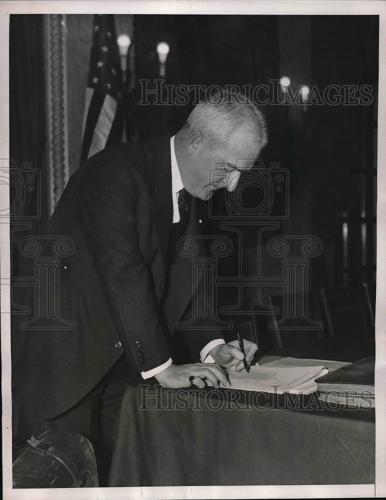 1938 Press Photo Secretary Harold W. Mason Calling The Roll At Annual Meeting - Historic Images