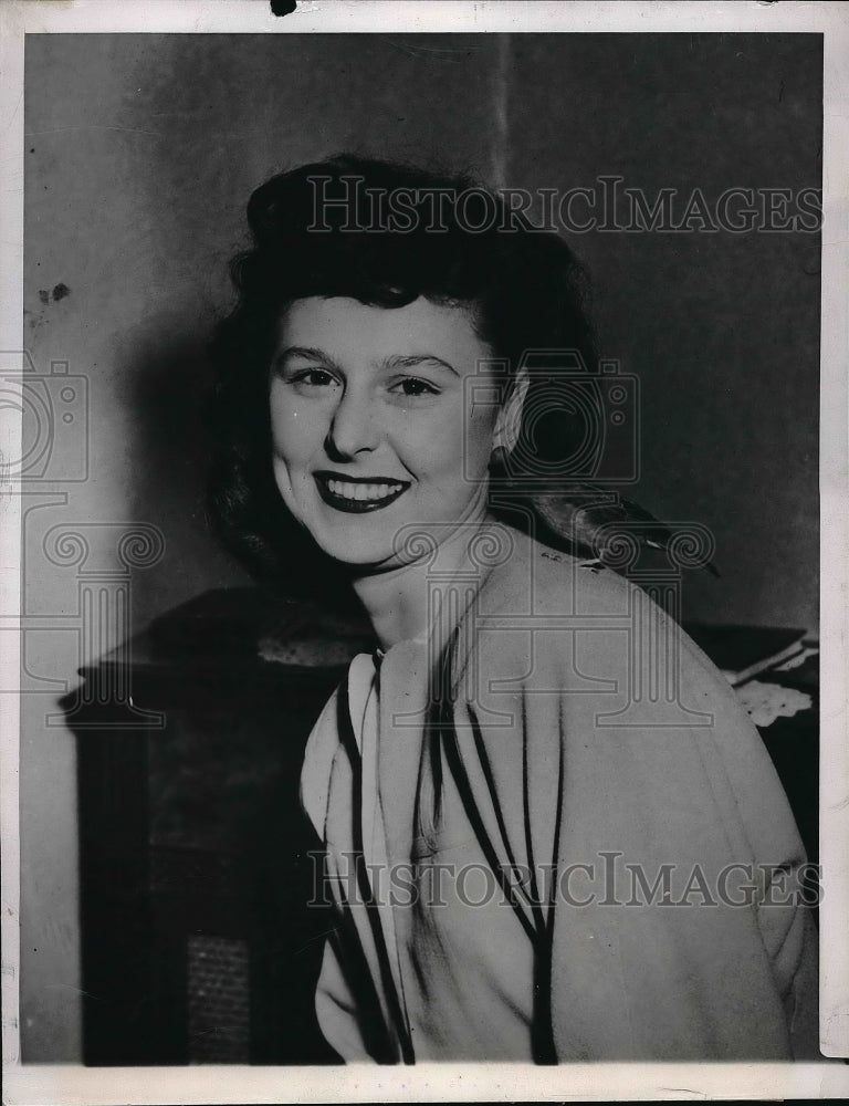 1948 Press Photo Eleanor Miklich Poses With Harry An English Sparrow - neb18608 - Historic Images