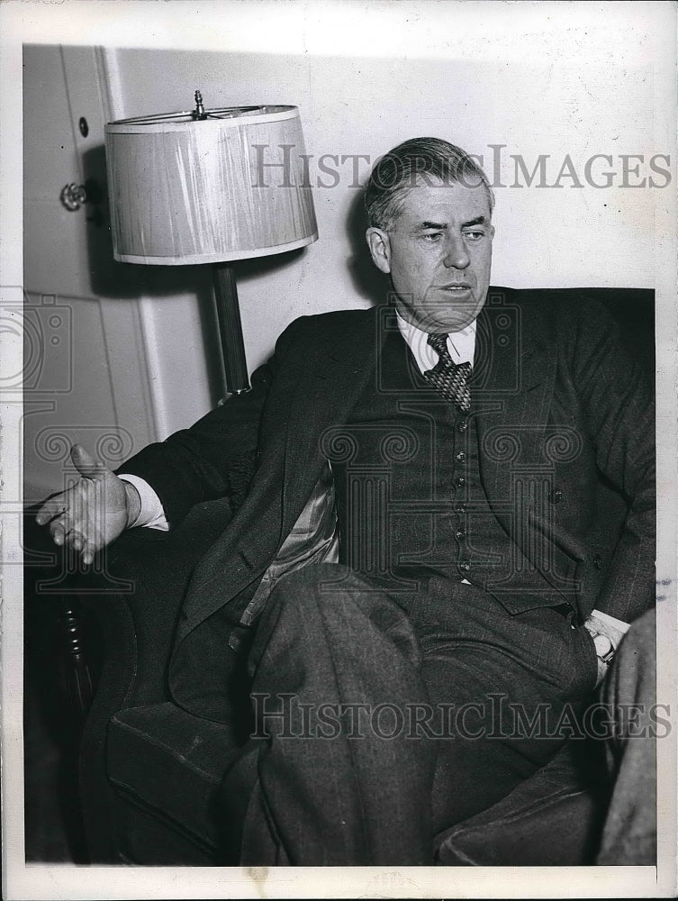 1946 Press Photo Secretary Commerce Henry Wallace Talks With Chicago Newsmen-Historic Images