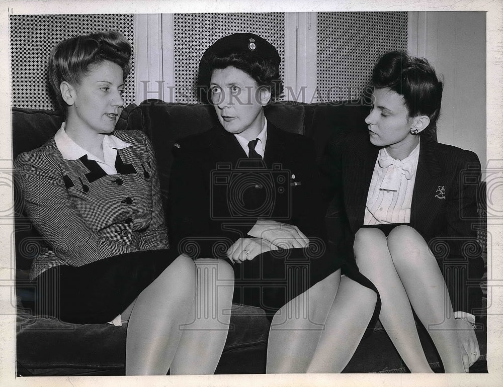 1944 Johanna Mulder,Marie Knappen &amp; Beppy Van Tienhoven At Red Cross - Historic Images