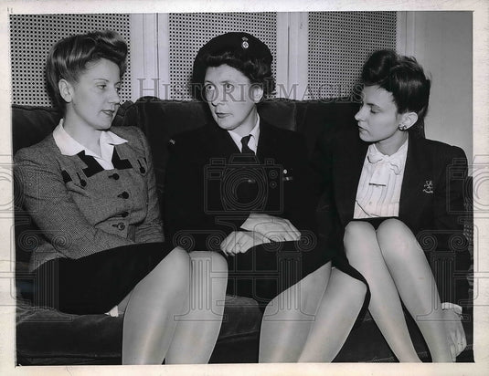 1944 Johanna Mulder,Marie Knappen & Beppy Van Tienhoven At Red Cross - Historic Images
