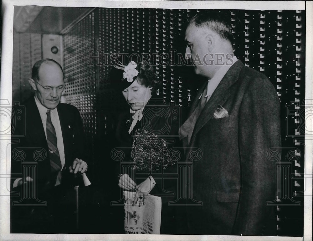 1944 Press Photo Arthur Peebles &amp; Attorney Anthony Fiorette With Mrs. Minnery - Historic Images