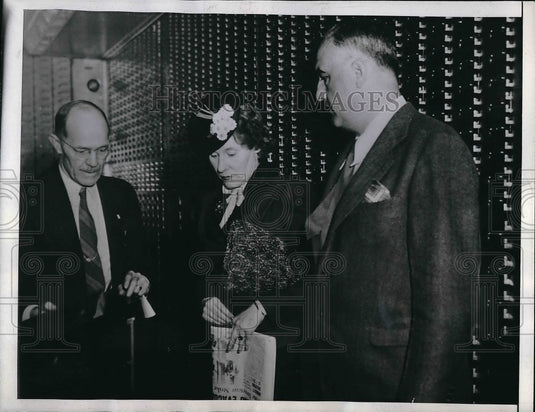 1944 Press Photo Arthur Peebles & Attorney Anthony Fiorette With Mrs. Minnery - Historic Images