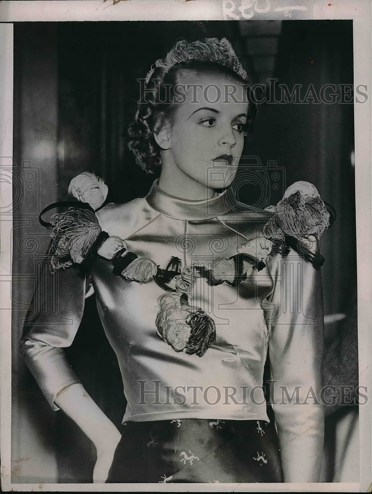 1937 Press Photo Model Fashion Show Claridge Hotel Faille De Soir Dilkusha - Historic Images