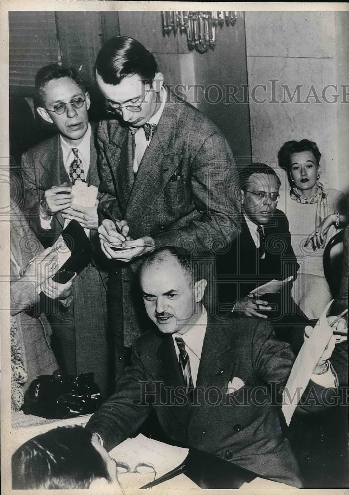 1947 Press Photo Lent Meyers Standing With Crowd - Historic Images