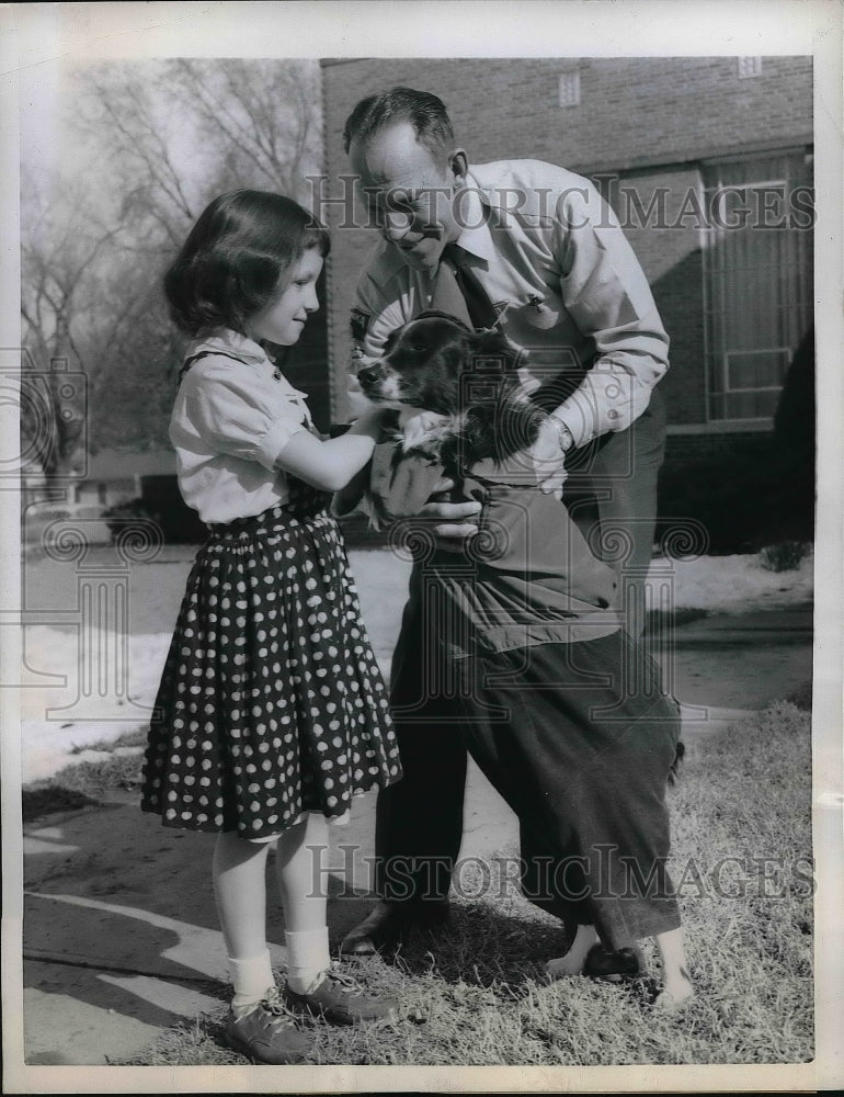 1958 Press Photo &quot;Smoky&quot; with Janice Commons, 9, Fire Captain Merril Lyttle - Historic Images