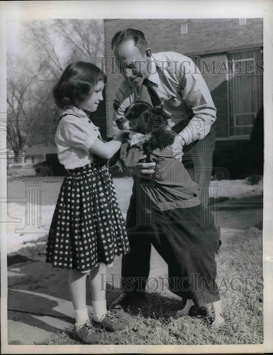 1958 Press Photo "Smoky" with Janice Commons, 9, Fire Captain Merril Lyttle - Historic Images