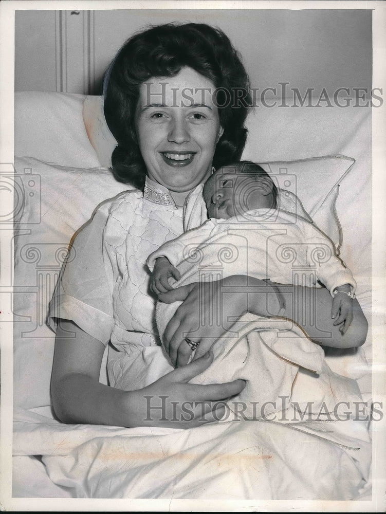 1962 Press Photo Mrs Kostura with her daughter Kimberly Jean - Historic Images