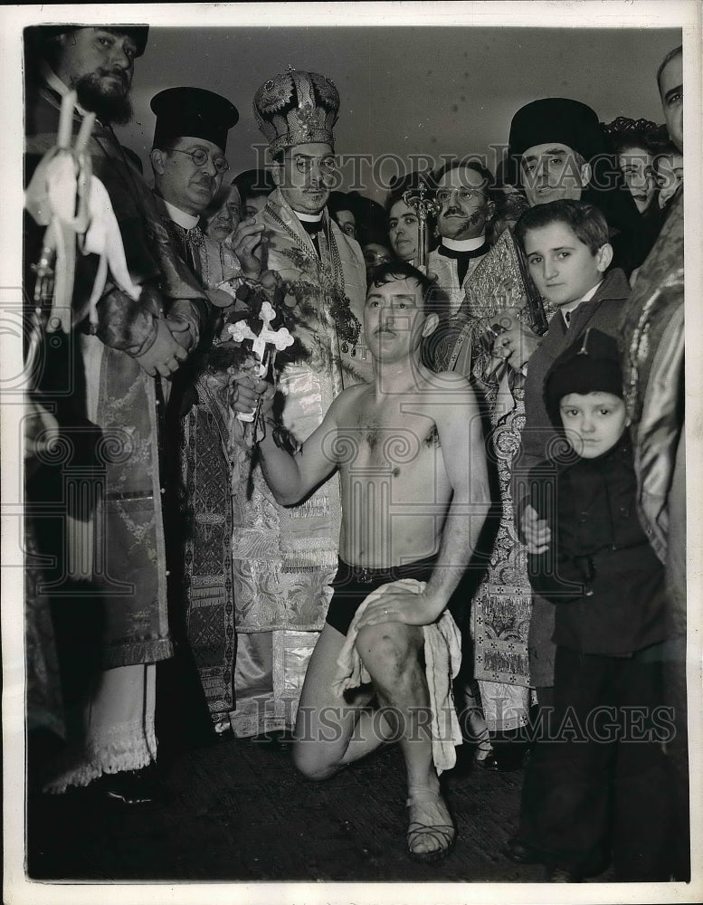 1943 Press Photo Gus Kotteakos Blessed By Archbishop Arsenios-Historic Images