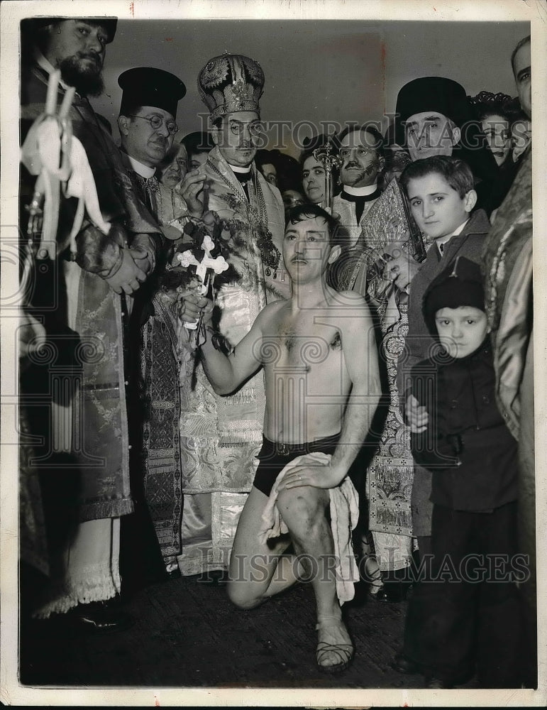 1943 Press Photo Gus Kotteakos Blessed By Archbishop Arsenios-Historic Images