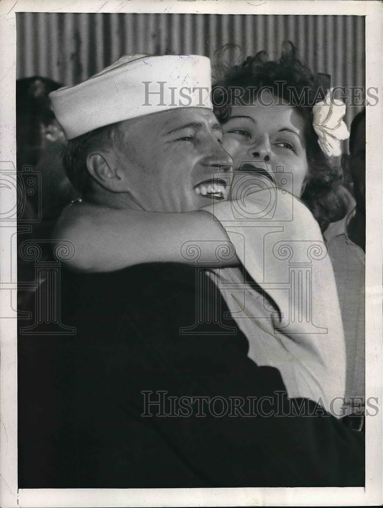 1945 Press Photo sailor John Robson hugged by wife after fleet comes home-Historic Images