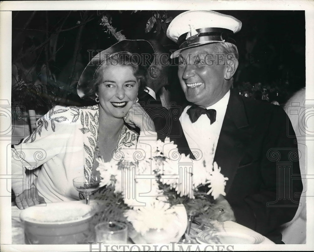 1941 Press Photo Lawrence Robert and Mrs Robert at New years Celebration - Historic Images