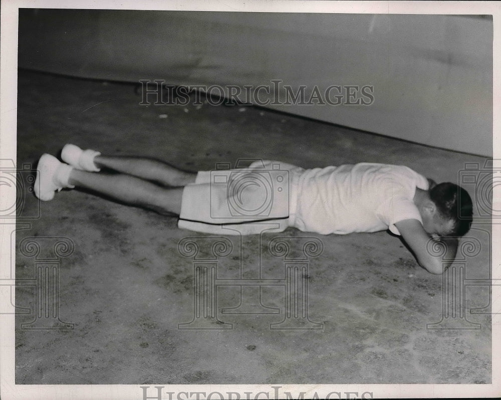 1950 Press Photo Frank Kovacs posing for photo - Historic Images